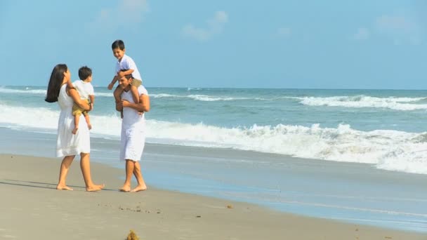 Latinamerikanska familj strandsemester — Stockvideo