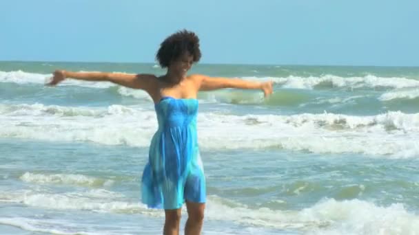 Lány séta a strandon — Stock videók