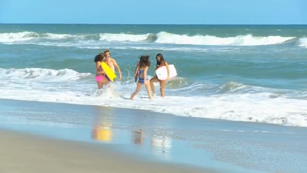 Kaukasische familie lichaam planken oceaan golven — Stockvideo