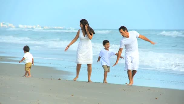 快乐的族裔家长可爱的儿子玩沙滩 — 图库视频影像