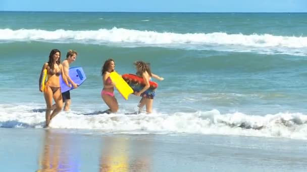 Familia Splashing Océano que lleva el tablero del cuerpo — Vídeos de Stock