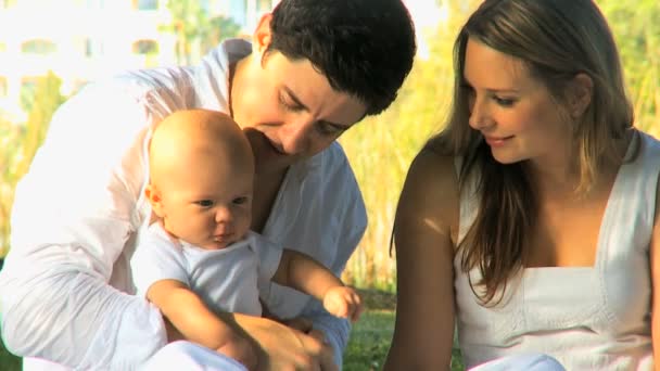 若いカップルの赤ちゃんと遊ぶこと — ストック動画