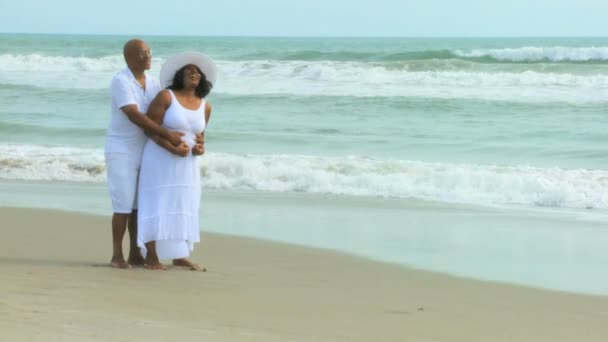 Pareja caminando en la playa — Vídeo de stock