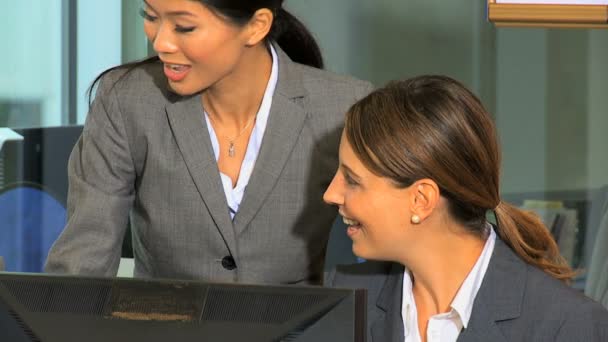 Businesswoman working at a computer — Stock Video