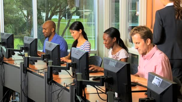 Studenten leren in de klas met computers — Stockvideo