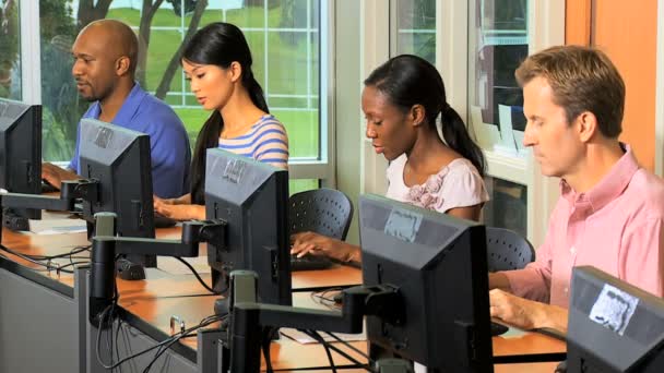 Étudiants apprenant en classe avec des ordinateurs — Video