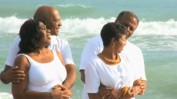 Felices personas mayores étnicas en vacaciones en la playa — Vídeo de stock