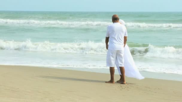 Paar geht am Strand spazieren — Stockvideo
