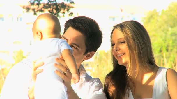 Pareja joven jugando con la niña — Vídeos de Stock