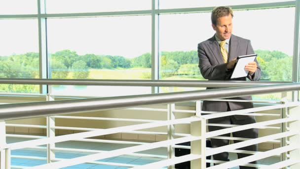 Empresario con tableta en el aeropuerto — Vídeos de Stock