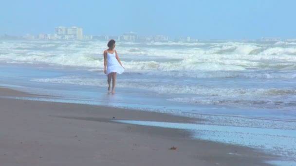 在海滩上散步的女孩 — 图库视频影像