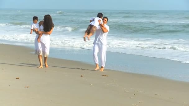 Glad etniska föräldrar söta söner spelar beach — Stockvideo