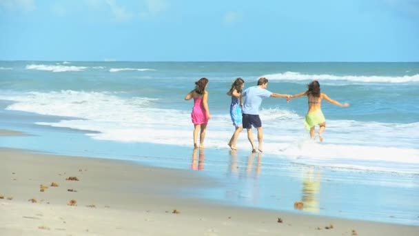 Grupa kaukaski rodziny zabawa mielizny oceanu — Wideo stockowe
