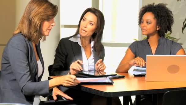 Femmes d'affaires discutant de la stratégie de l'entreprise — Video