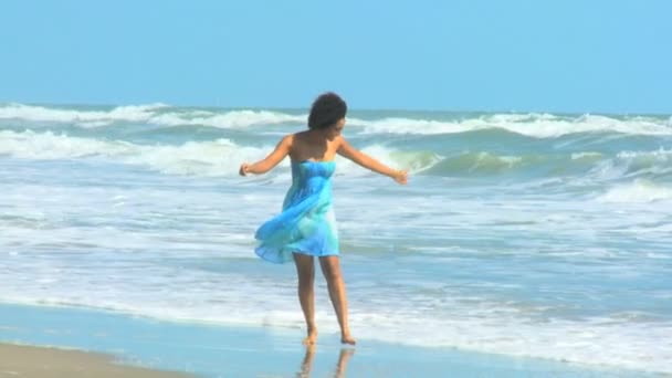 Mädchen geht am Strand spazieren — Stockvideo