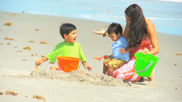 Feliz étnico mamá lindo hijos jugando playa cubos — Vídeo de stock