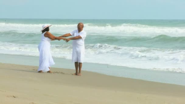 Couple walking on the beach — Stock Video