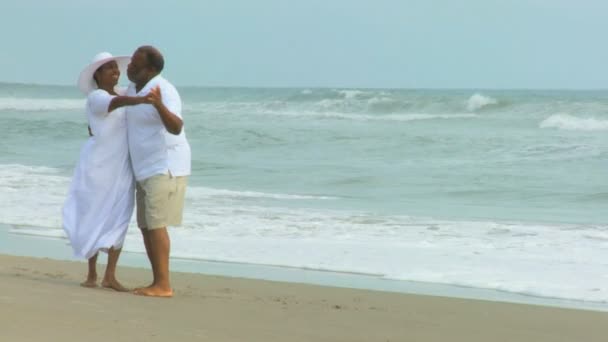 Pareja caminando en la playa — Vídeo de stock