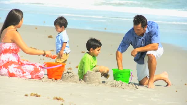 Vacaciones en la playa de la familia latinoamericana — Vídeo de stock