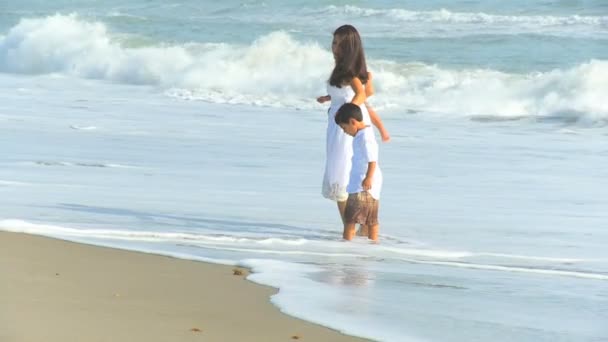 Hispanic liefhebbende moeder weinig jongens ocean surf — Stockvideo