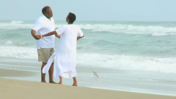Pareja étnica jubilada bailando playa — Vídeo de stock