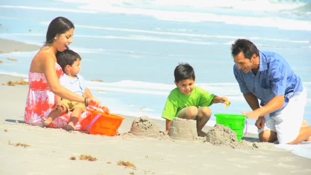 Pais Étnicos Felizes Filhos Bonitos Jogando Baldes de Praia — Vídeo de Stock