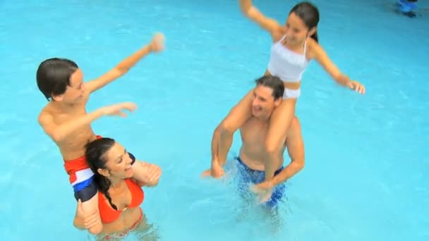 Family playing in the pool — Stock Video