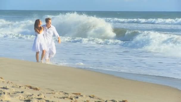 Attraente coppia godendo di vita all'aperto spiaggia — Video Stock