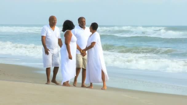 Idosos étnicos felizes em férias na praia — Vídeo de Stock