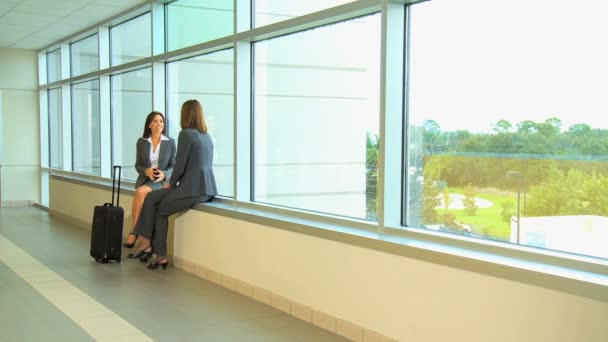 Gente de negocios hablando en aeropuerto — Vídeo de stock