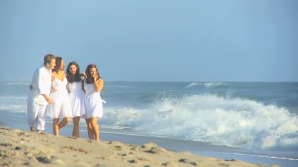 Parents Adolescents Filles Plage Regarder les vagues — Video