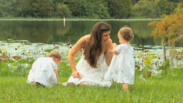Matki z dziećmi w parku — Wideo stockowe