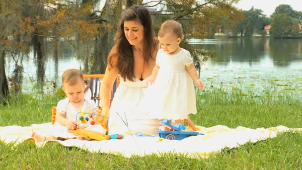 Madre jugando con los niños en el parque — Vídeos de Stock