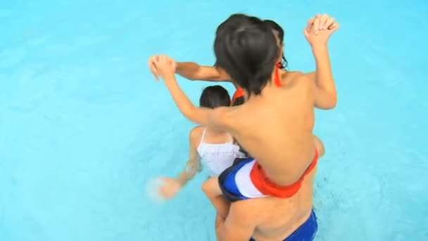 Familia jugando en la piscina — Vídeos de Stock