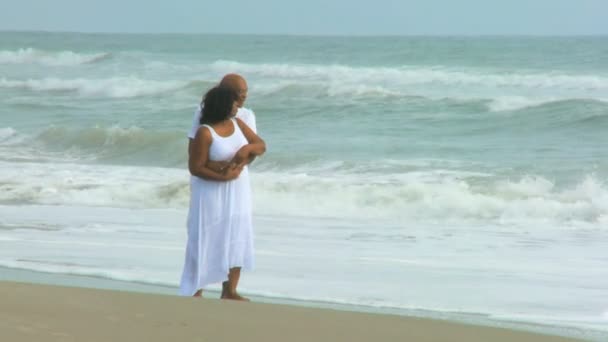 Pareja étnica mayor descalza en la playa — Vídeos de Stock