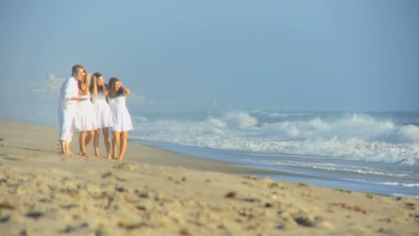 Casual vestido branco família ao ar livre juntos praia — Vídeo de Stock