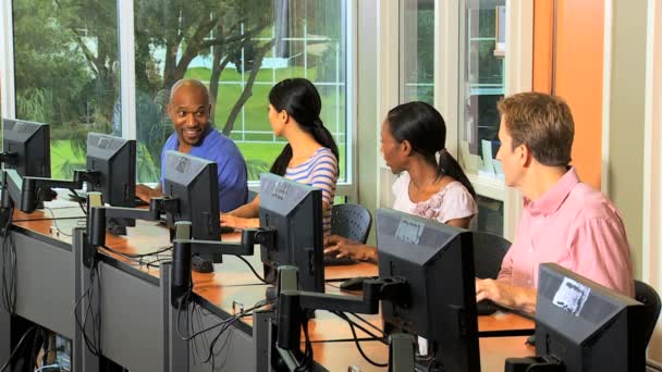 Studenters lärande i klassrummet med datorer — Stockvideo