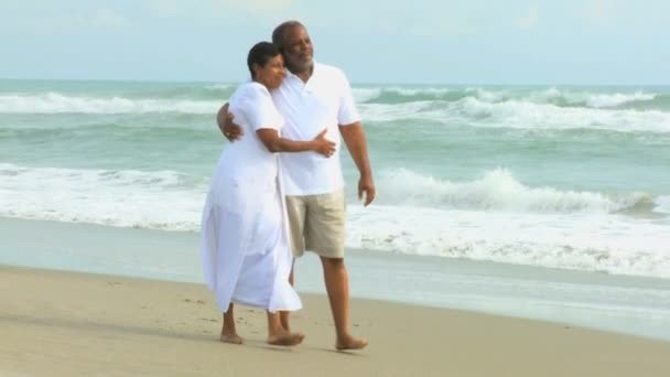Couple marchant sur la plage — Video