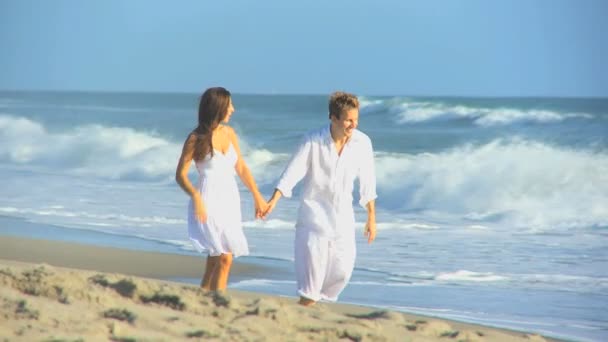 Despreocupado pareja caucásica disfrutando de vacaciones en la playa — Vídeo de stock