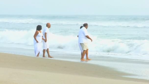 Gente caminando por la playa — Vídeo de stock