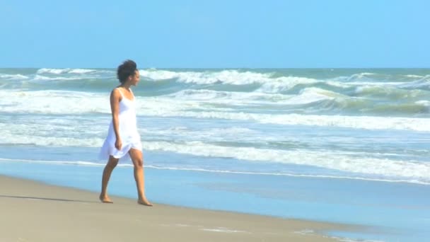 Ragazza a piedi sulla spiaggia — Video Stock