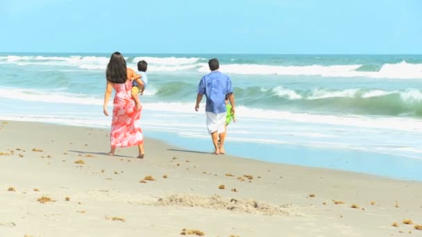 Vacaciones en la playa de la familia latinoamericana — Vídeo de stock