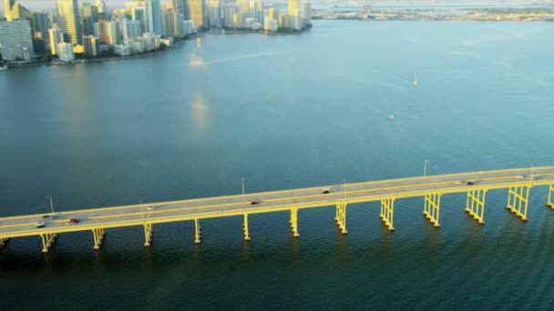 Luchtfoto van brug in miami, florida — Stockvideo