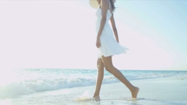 Latino-americano menina por do sol desfrutando ilha férias — Vídeo de Stock