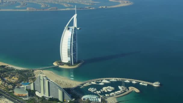 Jumeirah Beach Hotel in Dubai — Stockvideo