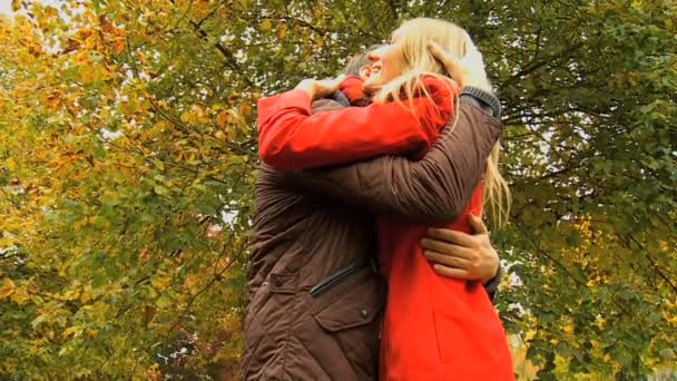 Feliz casal partilha beijo ao ar livre parque — Vídeo de Stock