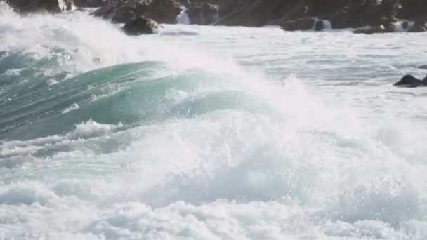 Olas de ruptura feroces sobre rocas peligrosas — Vídeos de Stock