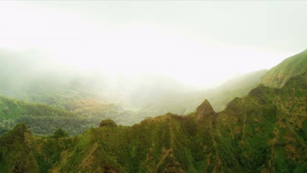 Sonneneinstrahlung auf zerklüfteter Wolke — Stockvideo