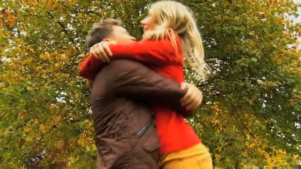 Молодая пара весело на открытом воздухе осенью — стоковое видео