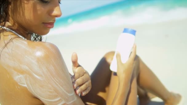 Girl Using Sun Protection Luxury Island Vacation — Stock Video